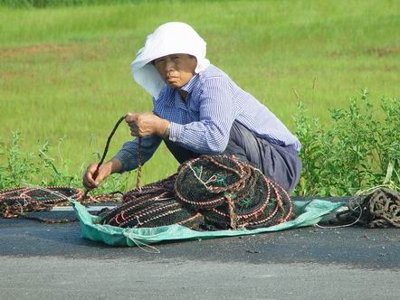 통발을 정리하고 있는 여성 